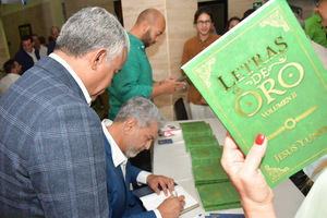 Jesús Yunén firma los libros.
