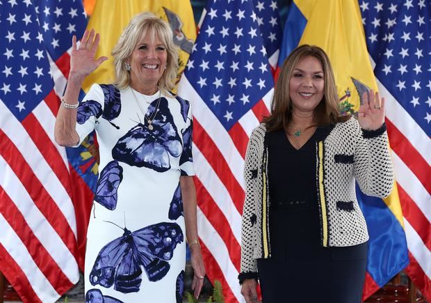 La primera dama de los Estados Unidos, Jill Biden (i), posa junto a la primera dama de Ecuador, María de Lourdes Alcívar (d), hoy, en el Palacio de Carondelet, en Quito, Ecuador.