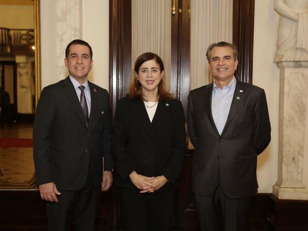 Mariano Frontera, Director Ejecutivo, María Virginia Elmúdesi, Presidenta, junto a Ramón Franco Thomen, Vicepresidente.