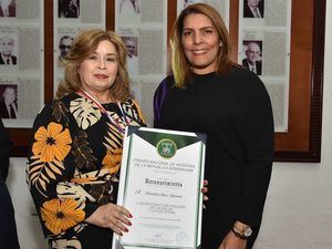 Amarilis Durán y María Tineo, ejecutivas de Referencia Laboratorio Clínico.