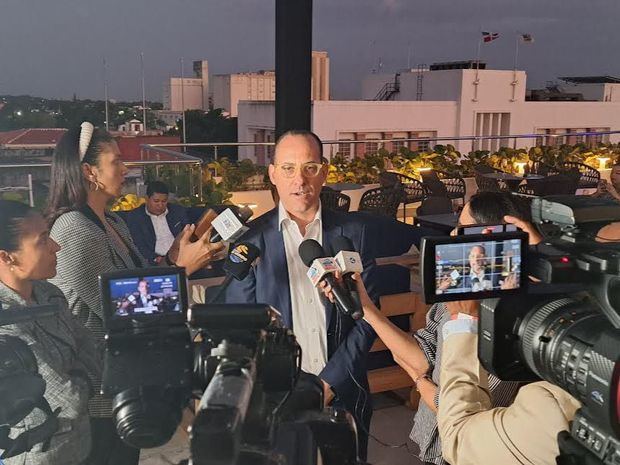 El presidente de Adesinc, Adi Grinberg, conversa con periodistas.