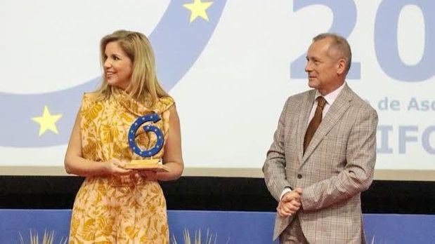 Elsa Turull de Alma vicepresidenta de Larimar Films recibe el Premio EPA 2022 de mano de Eric Fournier, Embajador de Francia en República Dominicana.