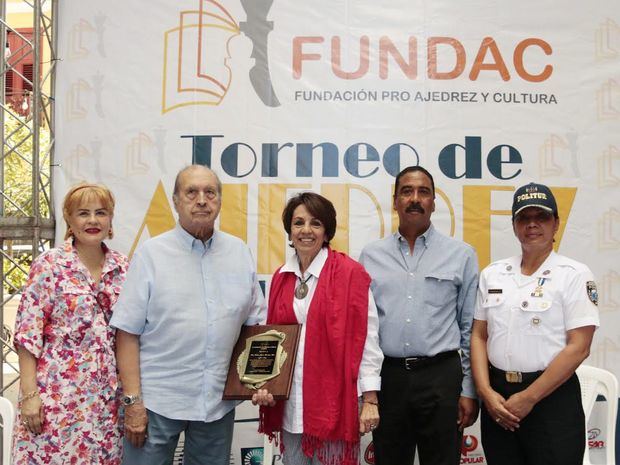 La primera jugada del Torneo de Ajedrez Conde Peatonal fue realizada por Don Fabio Herrera Roa, a quien está dedicada la competencia, junto a Jhovany Domínguez Cuello, Teniente Coronel de POLITUR.