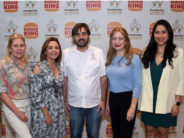 Margarita Turull, María José Turull, Padre Thomas Garcia, Isabel Turull y Alexandra Bodden.