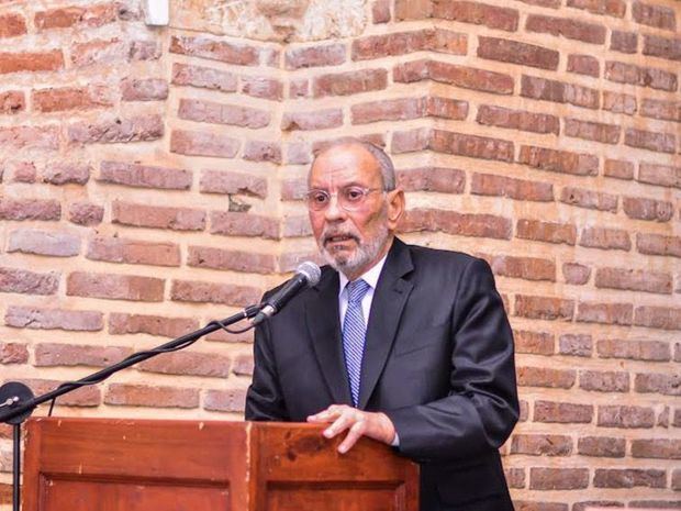 El presidente de la Sociedad Dominicana de Bibliófilos, Dennis R. Simó, se dirige a los presentes.