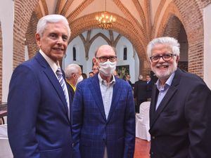 Mariano Mella, Frank Moya Pons y Guillermo Piña-Contreras.