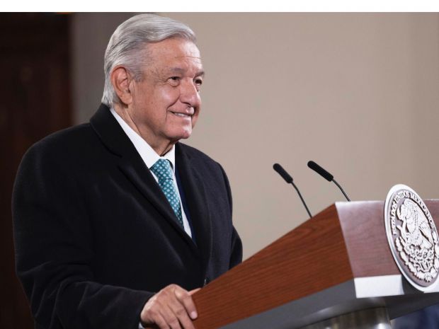 Fotografía cedida por la Presidencia de México del mandatario mexicano, Andrés Manuel López Obrador, durante una rueda de prensa matutina en el Palacio Nacional, en Ciudad de México, México.