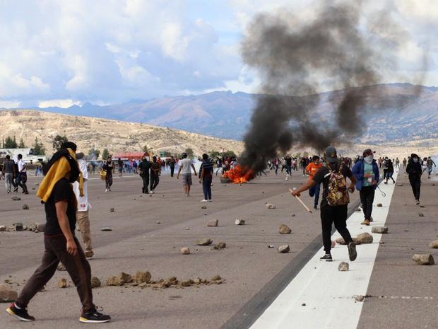 Decenas de personas ingresan al aeropuerto de Ayacucho durante unas protestas hoy, en Ayacucho, Perú.