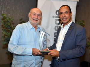  El reconocido empresario, Vicenzo Bonarelli fue exaltados al club de Graduados de Oro, junto a César Cordero.