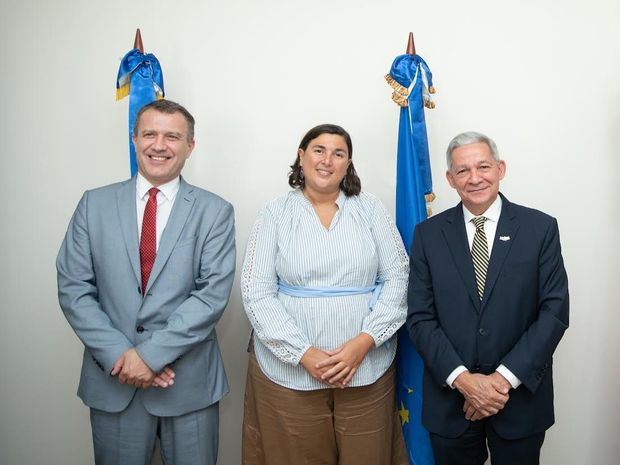  firma del convenio entre el Banco Europeo de Inversiones (BEI) y el Banco de Crédito FONDESA S.A. (BANFONDESA) para apoyar proyectos liderados por mujeres y jóvenes emprendedores.