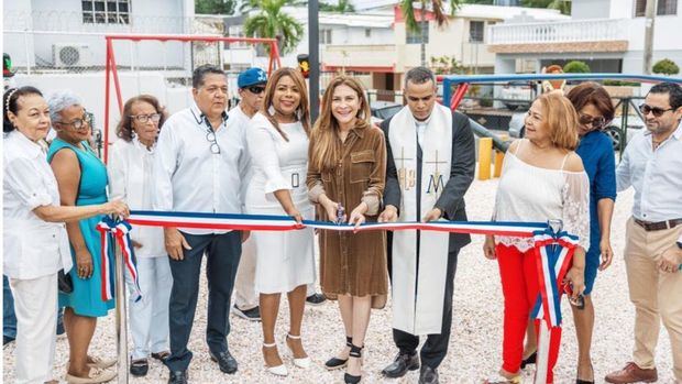 Alcaldesa Carolina Mejía entrega remozado parque en Los Jardines del Sur.