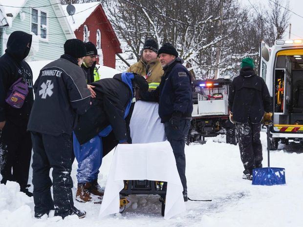 Vista de organismos de socorro atendiendo la emergencia causada por la tormenta invernal en Buffalo, Nueva York, el 26 de diciembre de 2022. 