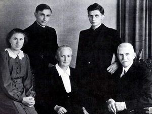 Benedicto, de pie, a la derecha, con su familia.