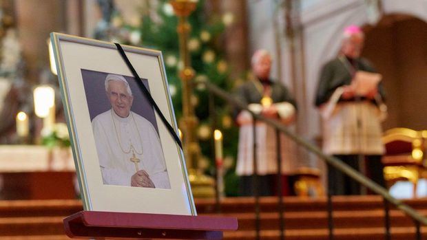 La capilla ardiente del papa emérito Benedicto XVI en el Vaticano.