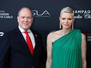 Alberto II y Charlene de Mónaco visitan el nuevo centro acuático de Florida
 

 