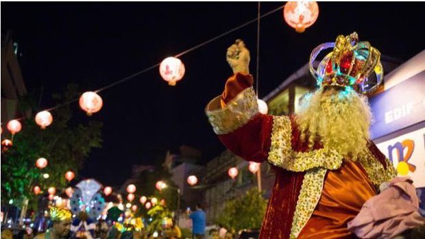 Bomberos del Distrito Nacional llevan alegría a las familias con tradicional desfile de Reyes Magos
