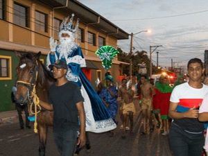 Bomberos del Distrito Nacional llevan alegría a las familias con tradicional desfile de Reyes Magos