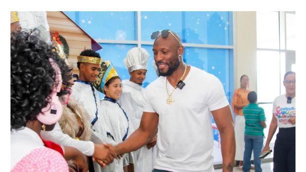 Starling Marte entrega juguetes en el Hospital Pediátrico Dr. Hugo Mendoza.