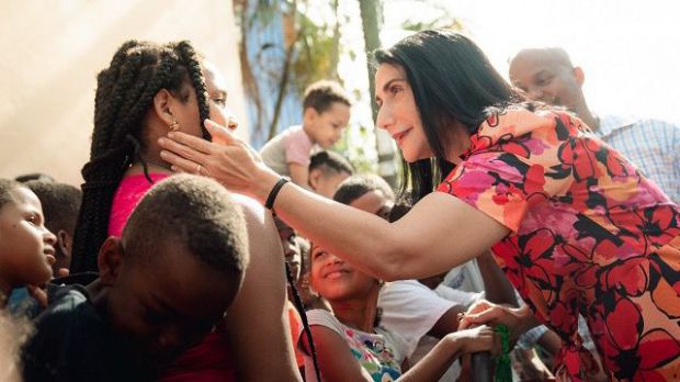 Raquel Arbaje junto a niños participantes en la actividad.