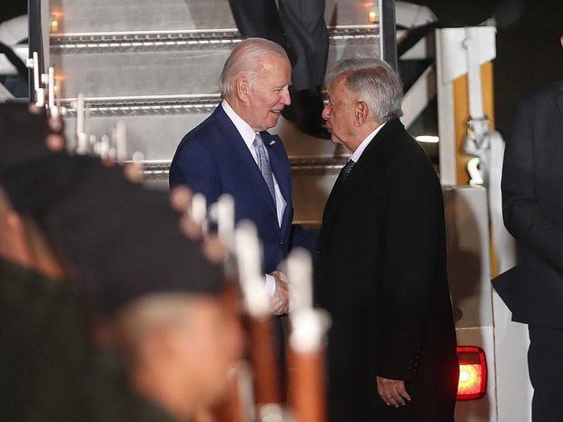 El presidente de México, Andrés Manuel López Obrador (d), fue registrado este domingo, 8 de enero, al dar la bienvenida a su homólogo estadounidense, Joe Biden (i), tras su llegada en visita oficial a México.