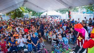 Ministro Paliza entrega juguetes a 800 niños de diversas edades en el municipio de Montellano
 