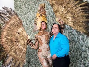 Andreina Martínez que lucirá el traje típico en su participación, como representante del país en el Concurso de Belleza Miss Universo, posa  junto a Leonel Lirio creador y diseñador del traje.