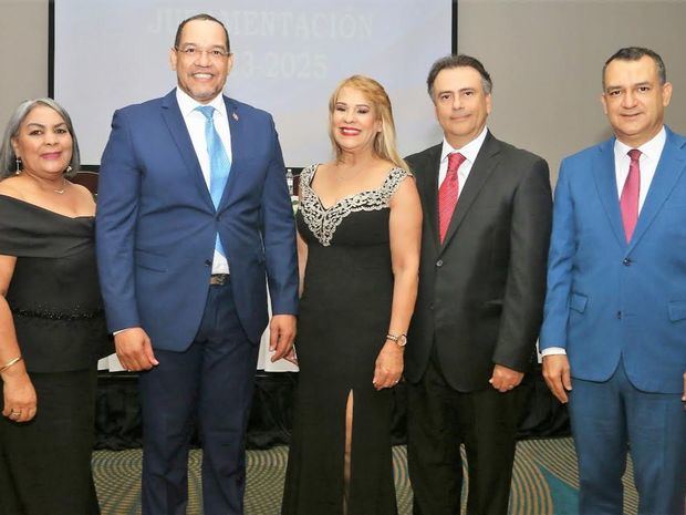 Ana Hilda Nova Rivas, vocal del Colegio de Notarios; Rodolfo Valentín Santos, director de la Oficina Nacional de Defensa Pública; Laura Jiménez, presidenta del Colegio de Notarios; Juan Isidro Moreno Gautreau, presidente de la Comisión Nacional Electoral del Colegio de Notarios, y Román Jaquez, presidente de la Junta Central Electoral.