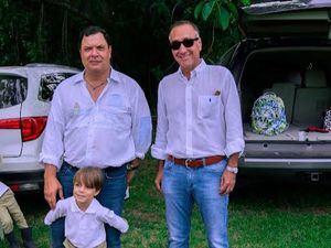 Jaime García y José Alejandro Cerda acompañado del niño Peter Scardino.