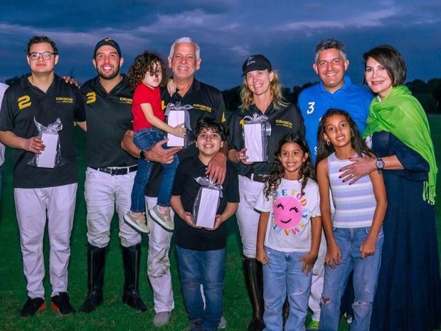 Equipo ganador del primer lugar mientras reciben su distinción. 
