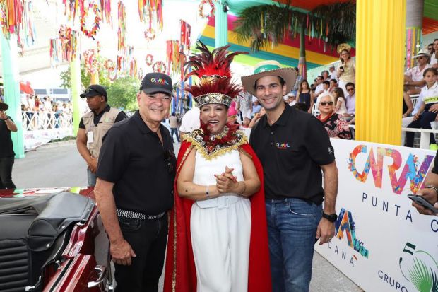 Fotografía de archivo de la Coronación Rey Momo 2020, Frank Ranieri,  Milly Quezada y Frank Elías Ranieri.