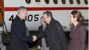 El rey Felipe (i) saluda al embajador español en Grecia Carles Casajuana a su llegada a Atenas.