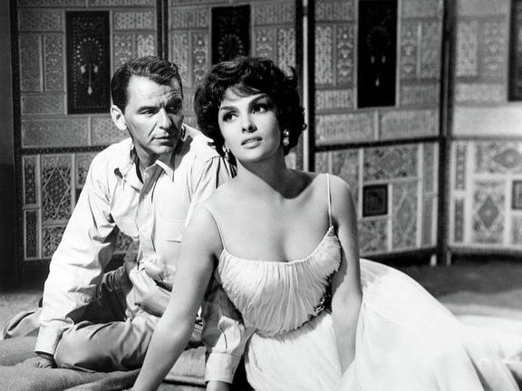 Frank Sinatra y Gina Lollobrigida en la película 'Never So Few'. 1959