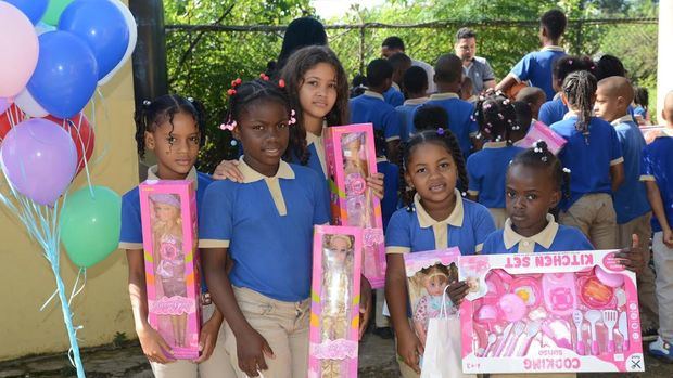Fundación Blandino lleva alegría a los niños de la Escuela Básica Carmen V Blandino.