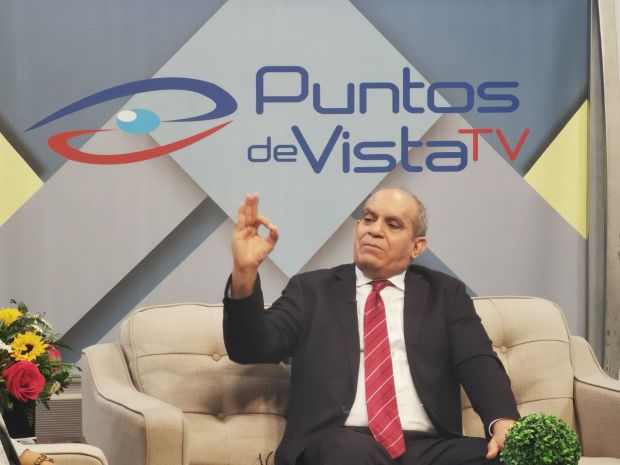 Maximino Brito Lazala mientras era entrevistado por Dania Goris en el programa Puntos de Vista por Color Visión. 