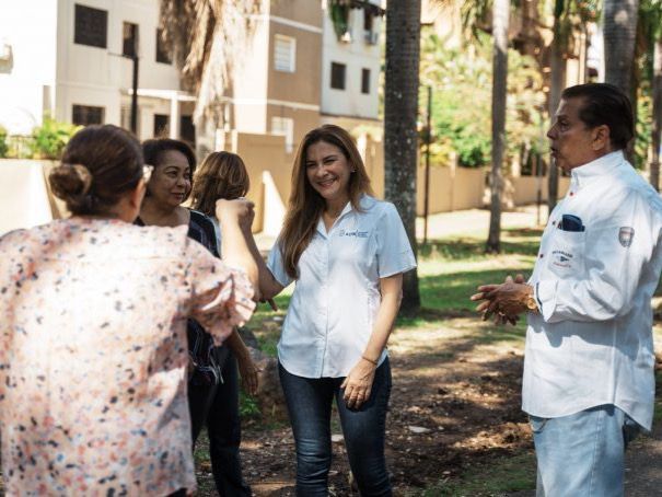 Carolina Mejia supervisa los avances de los parques Las Praderas, pos junto a residentes de la zona.