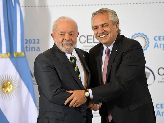 El presidente de Argentina, Alberto Fernández (d), posa con el presidente de Brasil, Luiz Inácio Lula da Silva, durante la VII Cumbre de la Comunidad de Estados Latinoamericanos y Caribeños (Celac), hoy, en el Hotel Sheraton, en Buenos Aires, Argentina.