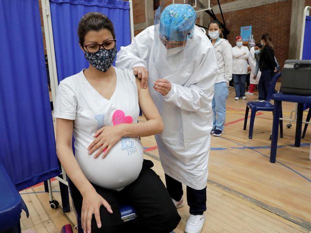 Una mujer embarazada recibe una dosis de la vacuna de Pfizer contra la covid-19 autorizada para madres gestantes, en una imagen de archivo.