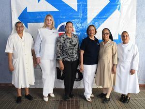 Sor Trinidad Ayala Adames, Ana María Marranzini, Mercedes Torres, Angélica Benítez de Ginebra, Elena Reynoso y María Castillo.