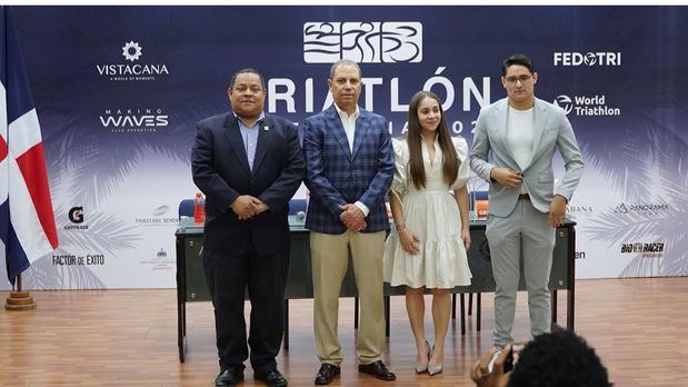 Franklin de la Cruz, presidente de Fedotri, Garibaldiy Bautista, presidente del Comité Olímpico Dominicano, Corina Termini de Vistacana y Eduardo Briceño, CEO de Making Waves.