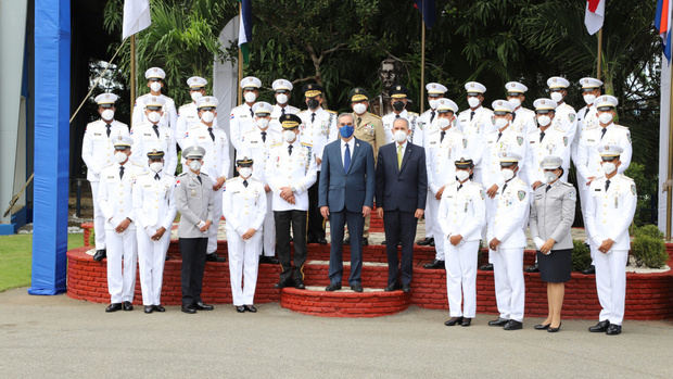 Presidente encabeza graduación de cadetes de la Policía Nacional.