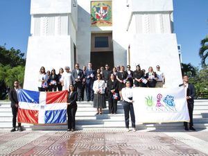 Conani deposita ofrenda floral enarbolando los valores patrios