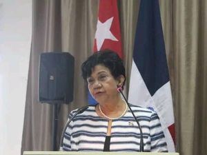 Dra. Evarista Matías recibió el reconocimiento de la Universidad de Camaguey en Cuba.

