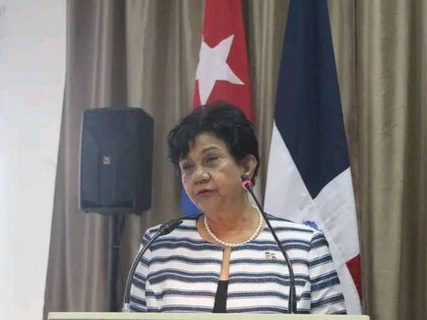 Dra. Evarista Matías recibió el reconocimiento de la Universidad de Camaguey en Cuba.
