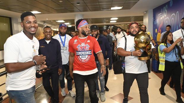 Jugadores de los Tigres de Licey, de República Dominicana, son recibidos tras ganar la Serie del Caribe Gran Caracas 2023 contra los Leones del Caracas, hoy en el Aeropuerto Internacional Las Américas en Santo Domingo, República Dominicana.