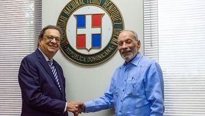  Dennis Simó y rector Miguel Fiallo, en la entrega del donativo.