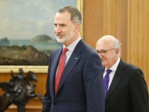 El rey Felipe VI, junto al secretario de Estado para Iberoamérica y el Caribe y el Español en el Mundo, Juan Fernández Trigo (detrás) durante una reunión con el secretario general iberoamericano, Andrés Allamand, en el Palacio de la Zarzuela. 