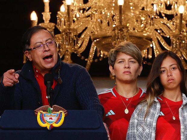 El presidente de Colombia, Gustavo Petro, pronuncia hoy un discurso acompañado por la primera dama, Verónica Alcocer, y su hija Antonella (d), durante una manifestación en apoyo a sus reformas sociales, en la Casa de Nariño en Bogotá, Colombia.