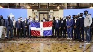 Abinader entrega la bandera al equipo que irá al Clásico Mundial de Béisbol.