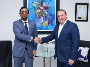 Embajador de Inglaterra visita al director general del IDAC y muestra cooperación con RD
