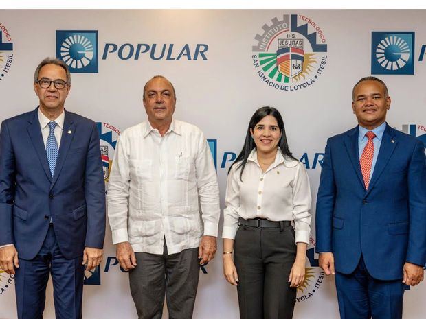 José Mármol, padre José Rafael Núñez, Mariel Bera y Leonel Ng.